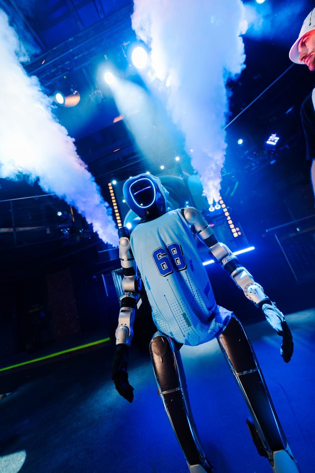 ROBOrevue Paris — robot on stage during the show